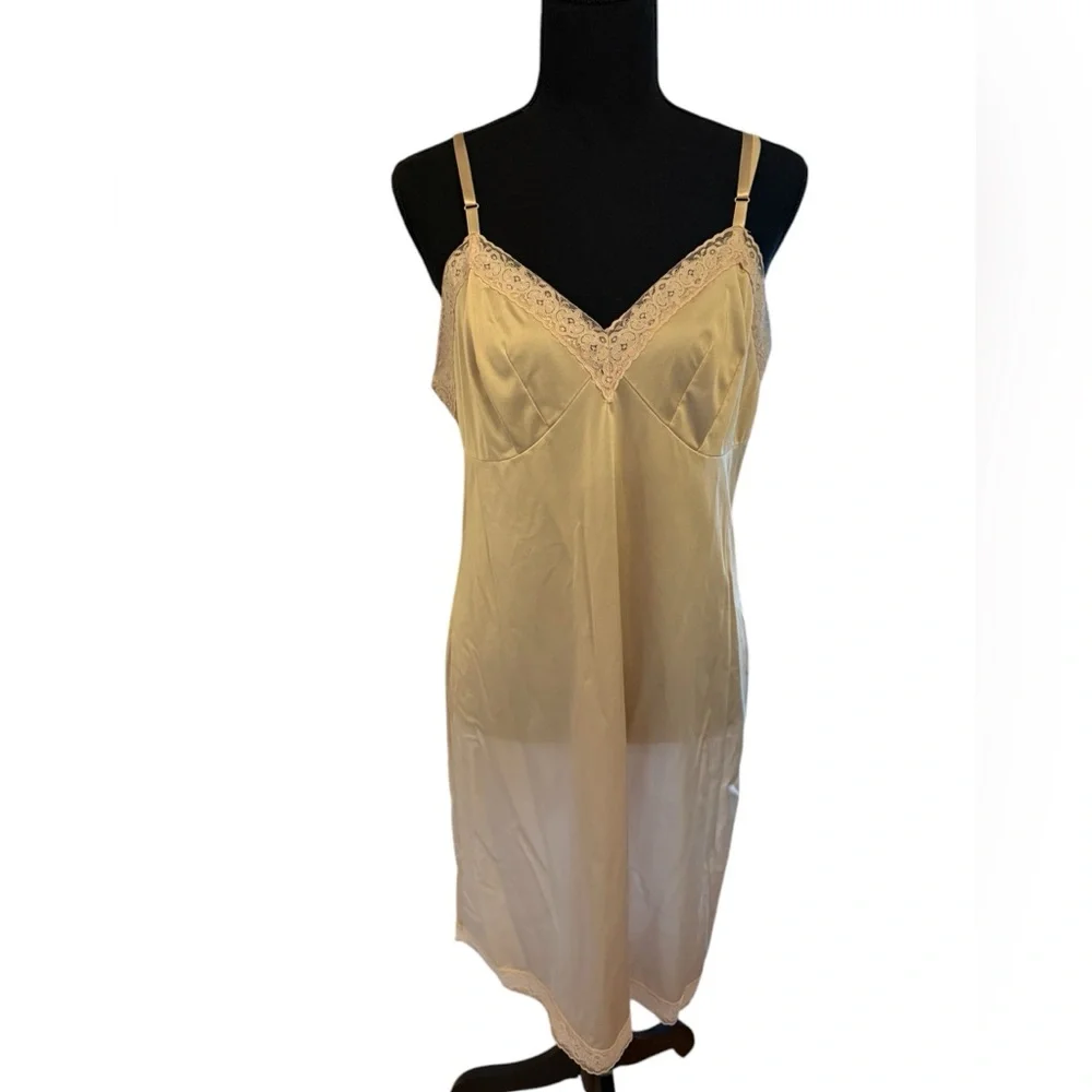 Vanity Fair full slip with lace trim. Style: everyday layers. Sz38.Classic